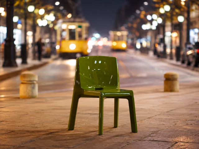 Q4 Chair by Slide